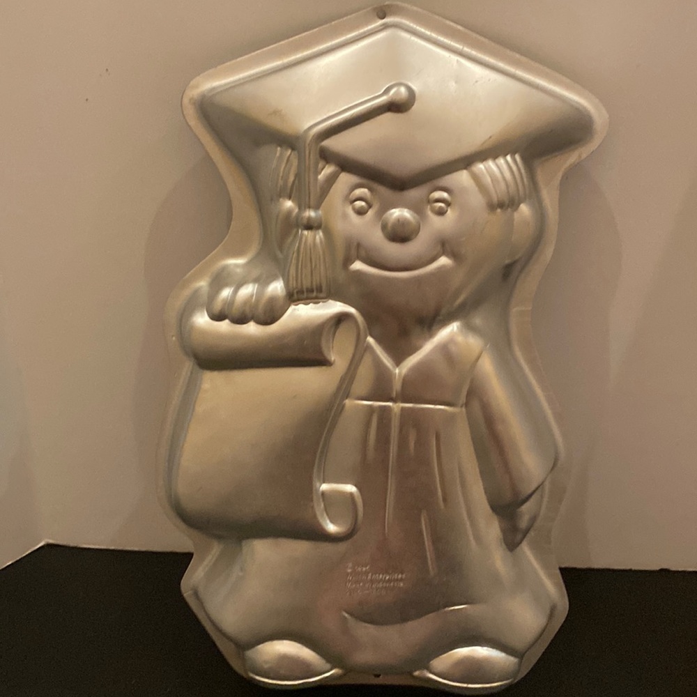 Wilton Proud Graduated Cake aluminum cake pan graduation 16x9”